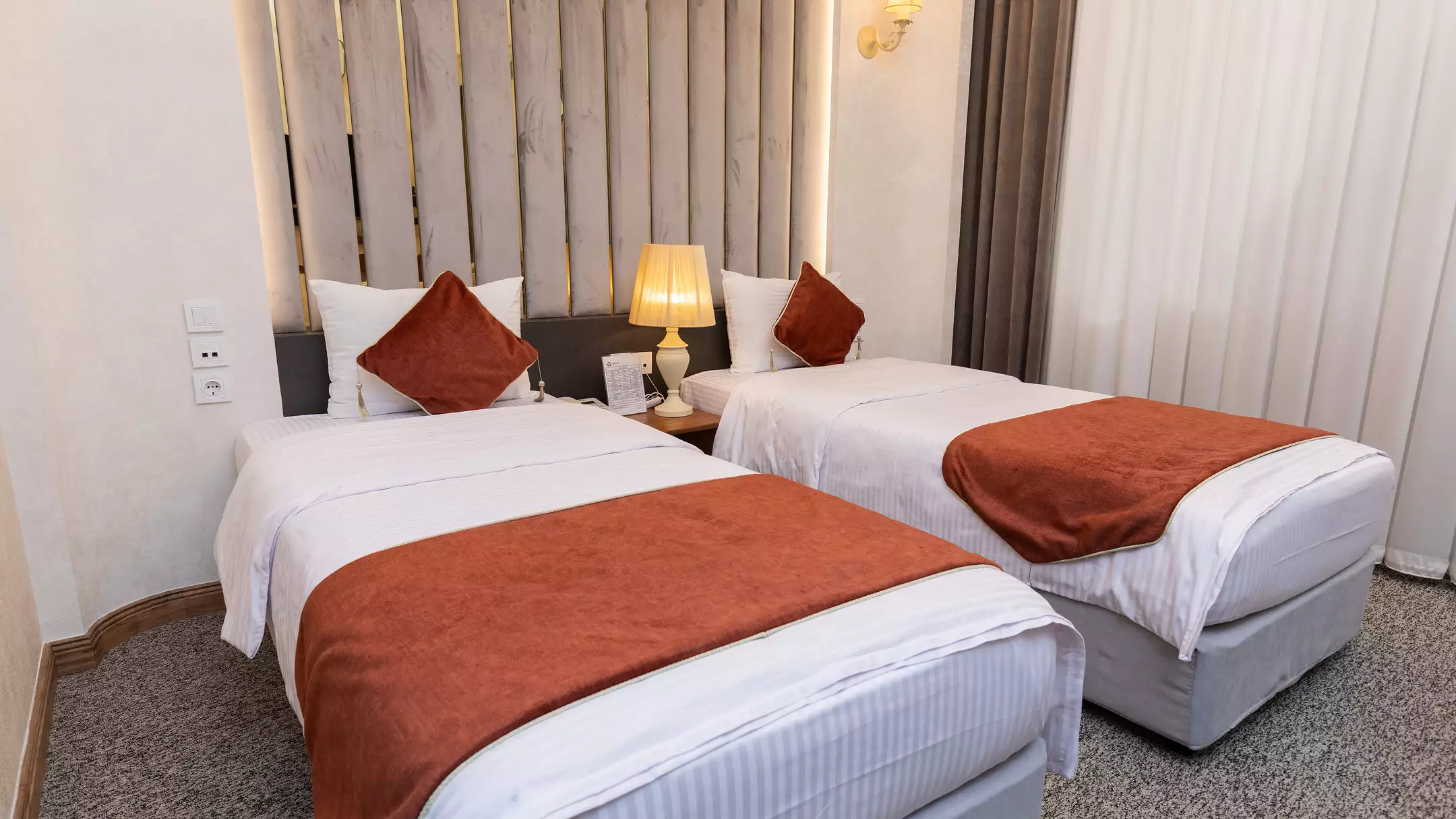 Alibaba https://cdn.alibaba.ir/ostorage/hotel-accommodation-images/674482667e75320ec907eff9_هتل یاکاموز - اتاق دوتخته سینگل (1).webp